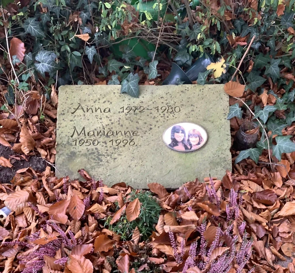 Gravestone of Marianne and Anna Bachmeier surrounded by autumn leaves at Burgtorfriedhof in Lübeck.